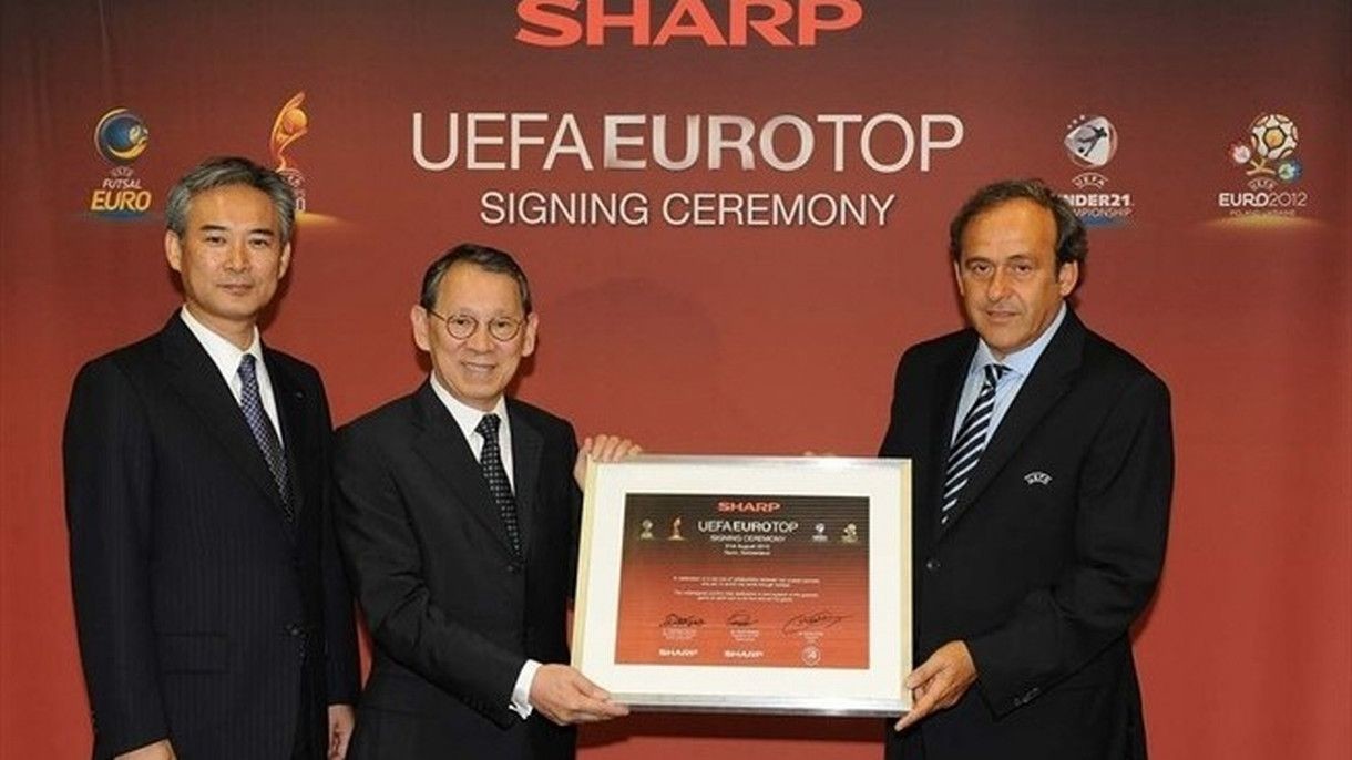 Podpis dohody mezi Sharpem a UEFA