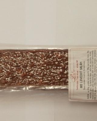 Aro Lovecký salám. Kategorie: Nejakostní potraviny. Nevyhovující parametr: povrchový vzhled, vůně, barva, konzistence, vzhled nákroje, celkové senzorické hodnocení. Výrobek měl vrásčitý povrch, pod obalem bylo patrné zrnění. Vůně výrobku byla nakyslá až čpavá, netypická pro tento typ výrobku. Barva výrobku byla tmavě hnědá, konzistence mazlavá, velmi měkká, lepivá a nesoudržná. V nákroji byly patrné kolagenní částice i vzduchové bubliny. Celkově výrobek nevyhověl senzorickým požadavkům daným vyhláškou pro Lovecký salám. Výrobce: 	PEJSKAR & SPOL., spol s r.o., Praha 1. Místo kontroly: MAKRO Cash & Carry ČR s.r.o., Brno