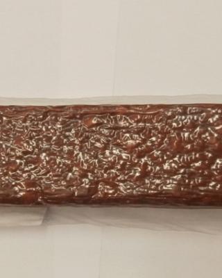 Aro Lovecký salám. Kategorie: Nejakostní potraviny. Nevyhovující parametr: povrchový vzhled, vůně, barva, konzistence, vzhled nákroje, celkové senzorické hodnocení. Výrobek měl vrásčitý povrch, pod obalem bylo patrné zrnění. Vůně výrobku byla nakyslá až čpavá, netypická pro tento typ výrobku. Barva výrobku byla tmavě hnědá, konzistence mazlavá, velmi měkká, lepivá a nesoudržná. V nákroji byly patrné kolagenní částice i vzduchové bubliny. Celkově výrobek nevyhověl senzorickým požadavkům daným vyhláškou pro Lovecký salám. Výrobce: 	PEJSKAR & SPOL., spol s r.o., Praha 1. Místo kontroly: MAKRO Cash & Carry ČR s.r.o., Brno