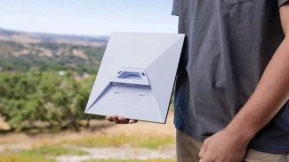 Zařízení Starlink Mini pro připojení k družicové síti Starlink