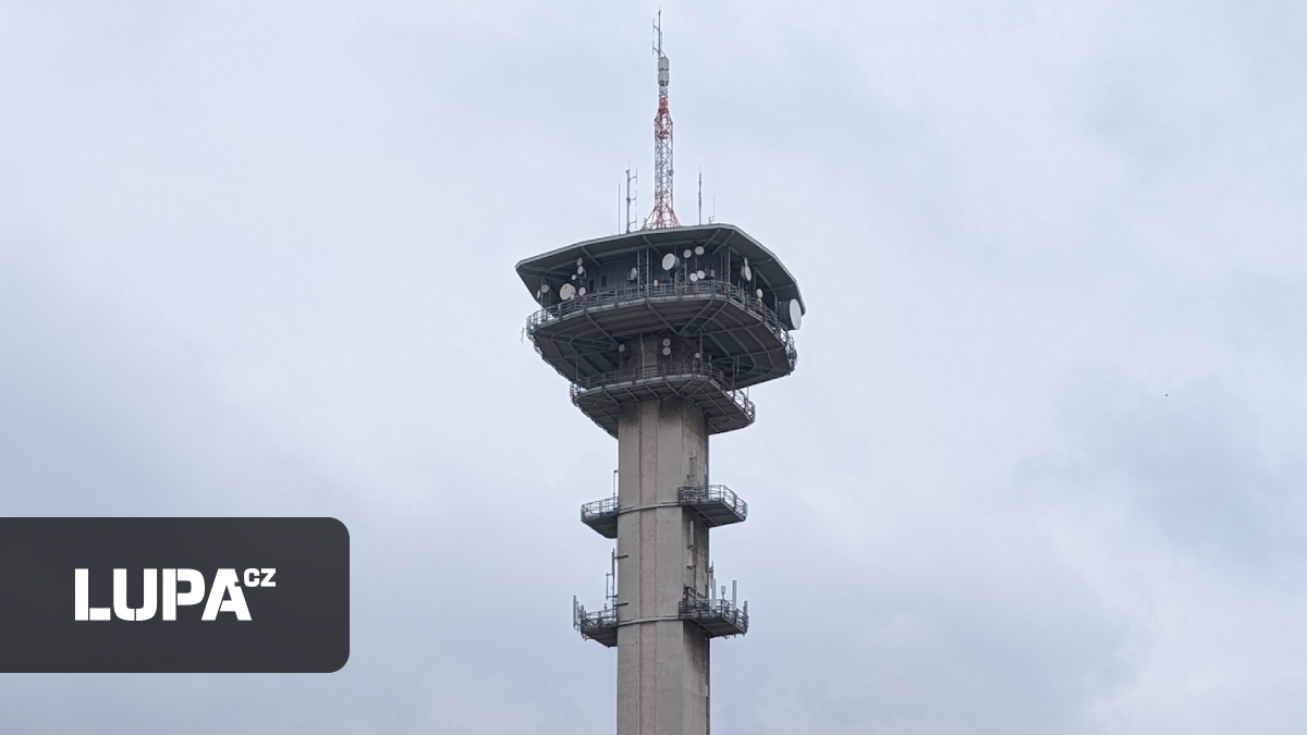 Holubi se vyřádí, uživatelé dostanou gigabit vzduchem. Takto vypadá 5G vysílač na nejvyšší budově Pardubic