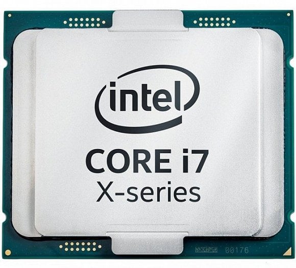 Core i7-7740X. Kaby Lake-X poznáte od Skylake-X podle odlišných kontaktů na vrchu substrátu a chybějícího RFID čipu v rohu