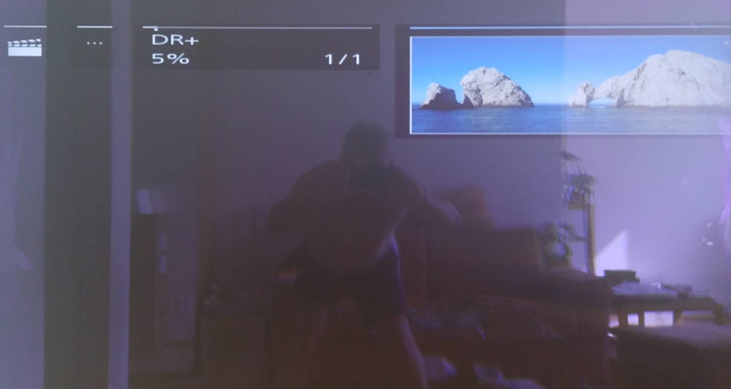 Po přehrání ukázkové nahrávky, která je umístěna na interním terabajtovém disku se obraz rozhodil a video se najednou z malého náhledu roztáhlo a část voleb zmizela.