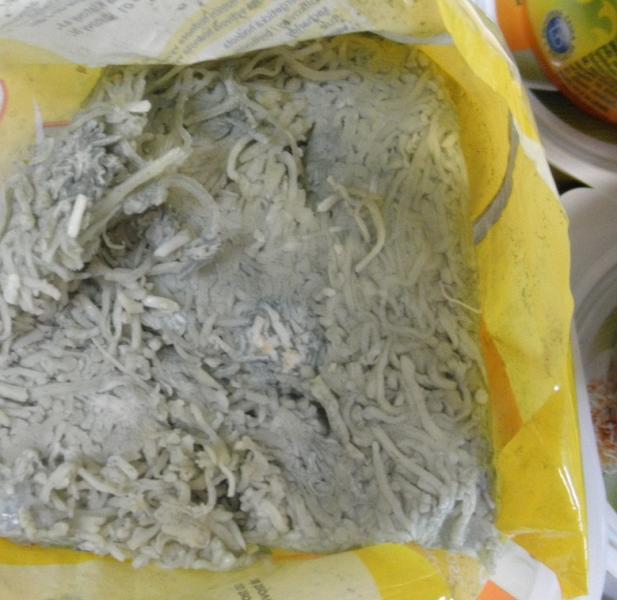 ŠUMAVSKÝ EIDAM 45% -  skladován při nevyhovujících teplotních podmínkách, na potravině šedá plíseň. Místo kontroly: HRUŠKA, Zlaté Hory