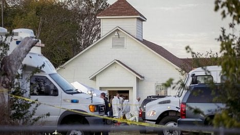 Náhledový obrázek - Při střelbě v kostele v americkém Texasu zemřelo 26 lidí. Útočil bývalý voják