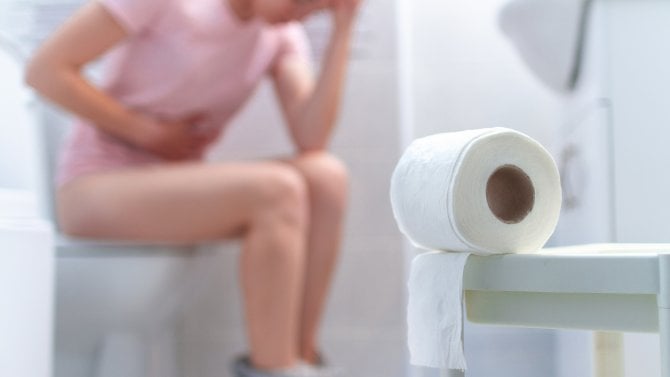 Odmotaná rulička WC papíru na toaletě