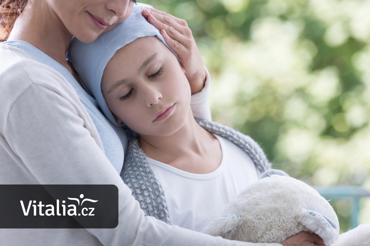 Příznaky leukémie jsou u dětí a dospělých podobné. Patří sem zvětšené uzliny či krvácení do kůže