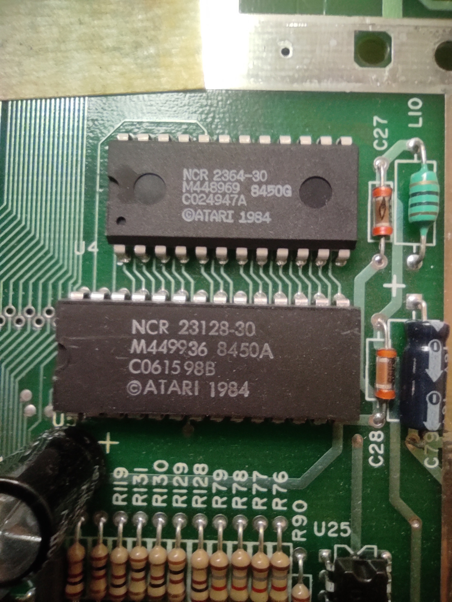 Detail základní desky. Paměti ROM.