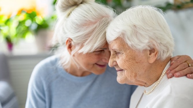 Dvě seniorky si vyjadřují podporu