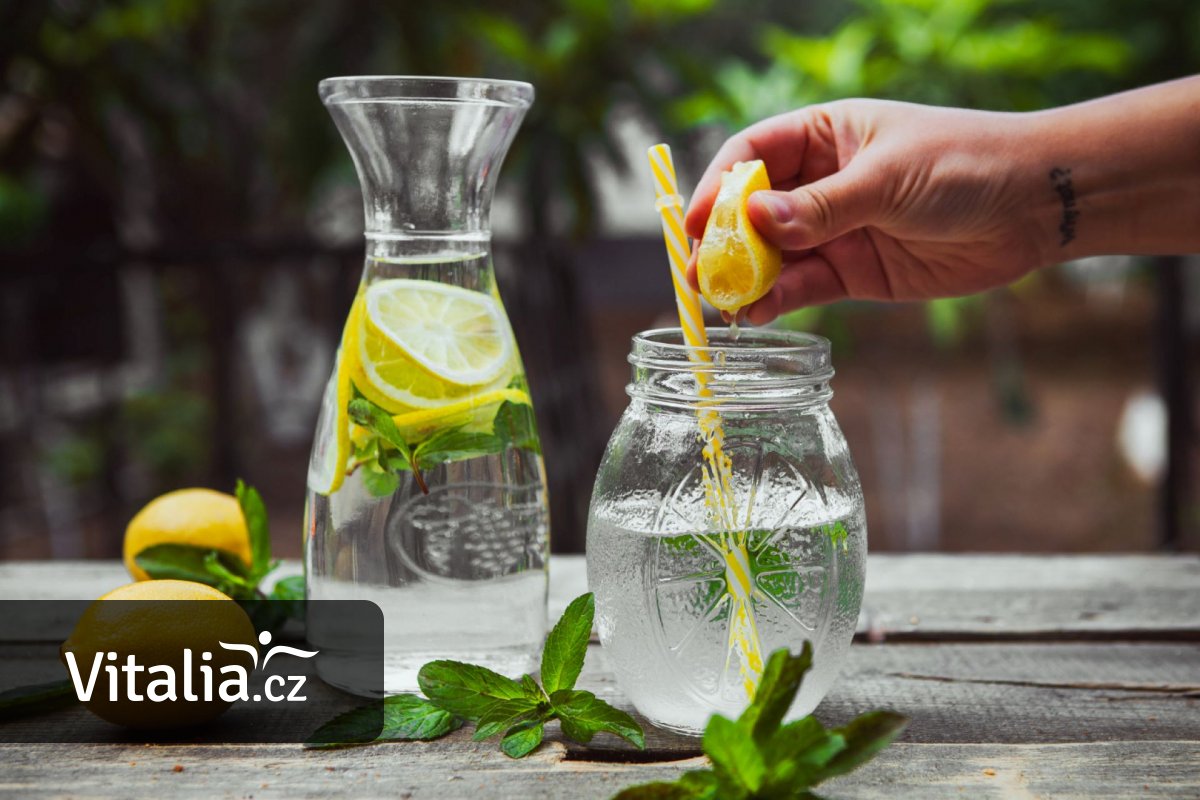 Teplá voda s citronem metabolismus nezrychlí a s detoxikací taky nepomůže