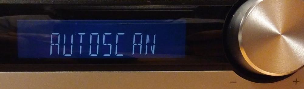 V tzv. Play Menu najdete skenování DAB+, výběr podle uložených stanic nebo seznamu stanic, který se vám stáhne a také Auto Clock (čas z DAB bude zaveden jako systémový čas). Je tu i zobrazení kvality příchozího rozhlasového signálu.