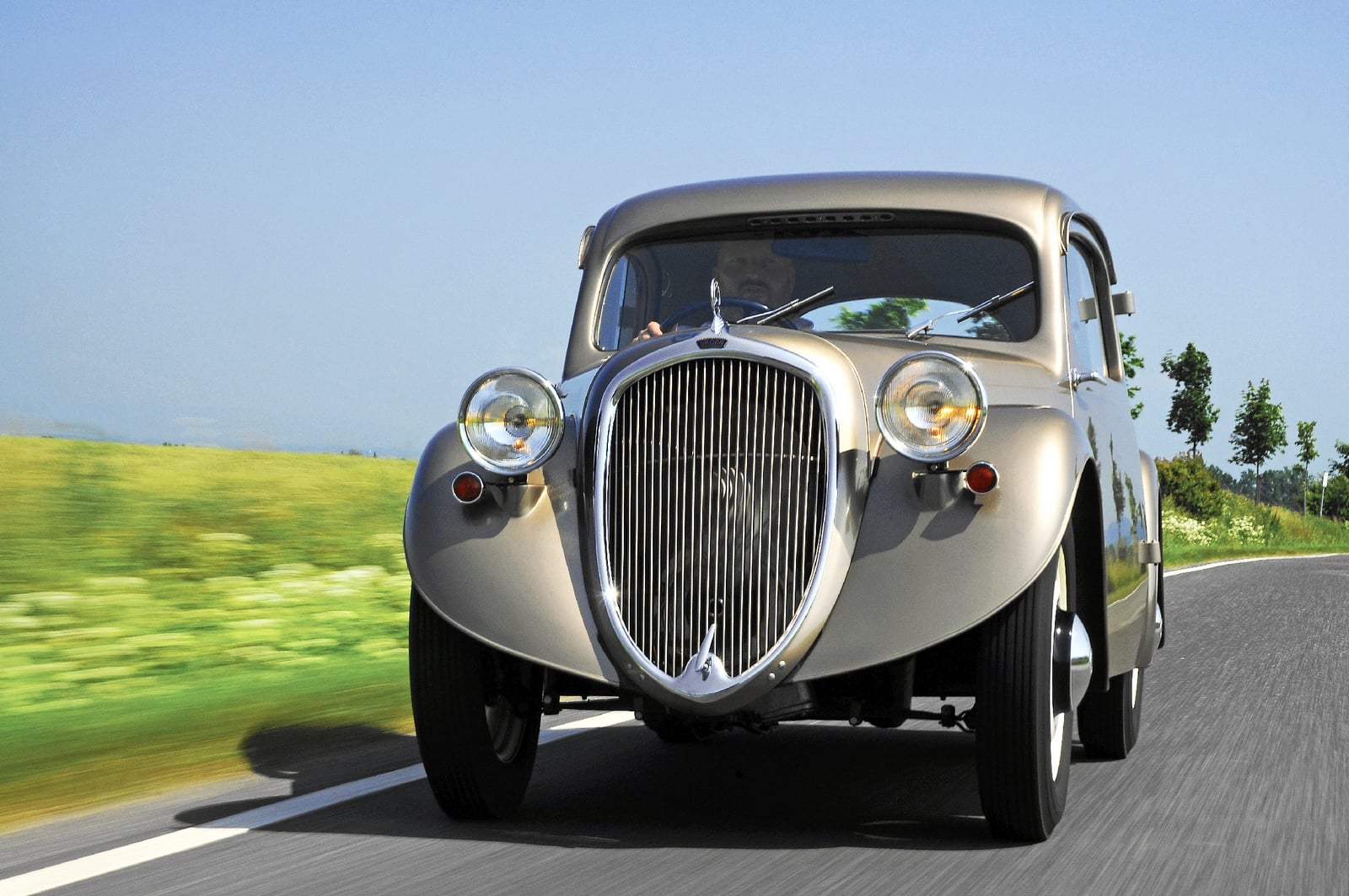 Škoda Sagitta z továrního muzea po rekonstrukci, jen je otázka, zda měl ten myšlený nejjednodušší a nejlevnější vůz tolik chromu a lesku?