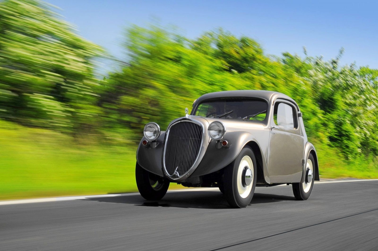 Třeba by předválečnému prototypu více slušela silnice a okolí, evokující odraz tehdejší doby?