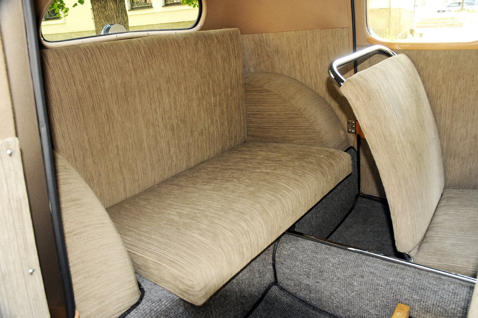 Zadní sedačka je opravdu miniaturní, buď pro děti nebo nevelká zavazadla…