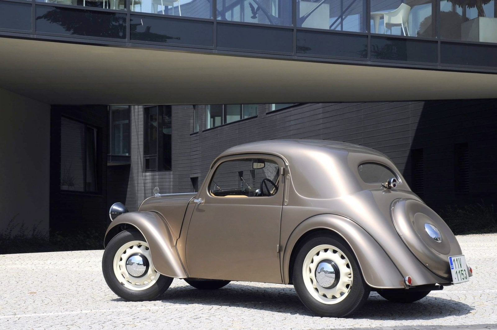 Když porovnáme rozměry běžným šestnáctipalcových pneumatik s velikostí karosérie, zjistíme, že Sagitta byla opravdu miniaturní