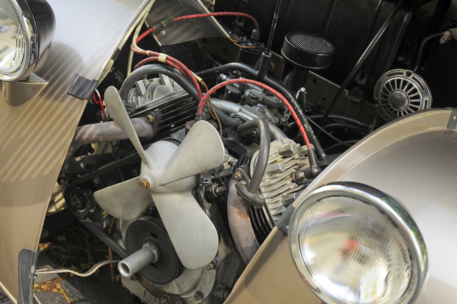 Vidlicový vzduchem chlazený dvouválec má objem necelých 850 cm3. I v miniaturním motorovém prostoru se skoro ztrácí…