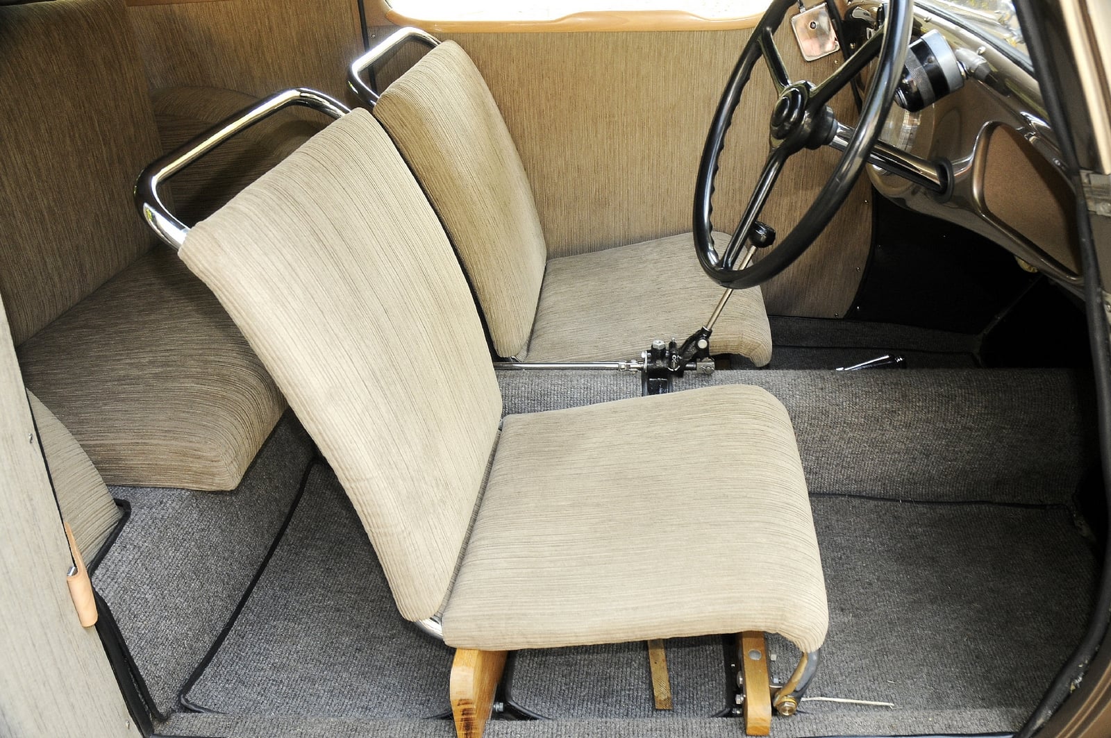 Kromě jednoduchých sedadel upoutá především viditelné táhlo od řadicí páky k převodovce