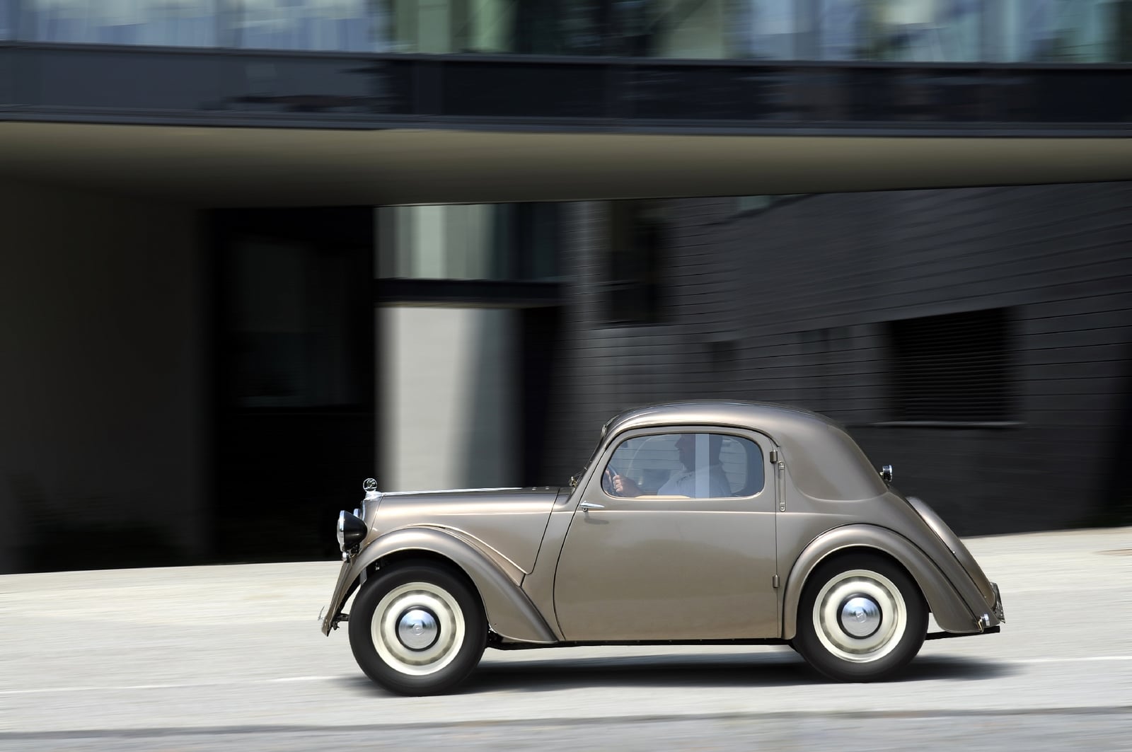 „Máznuté“ pozadí dává šalebný dojem vysoké rychlosti, ale Sagitta byla nejspokojenější v tempu do 60 km/h na třetí (poslední) rychlostní stupeň
