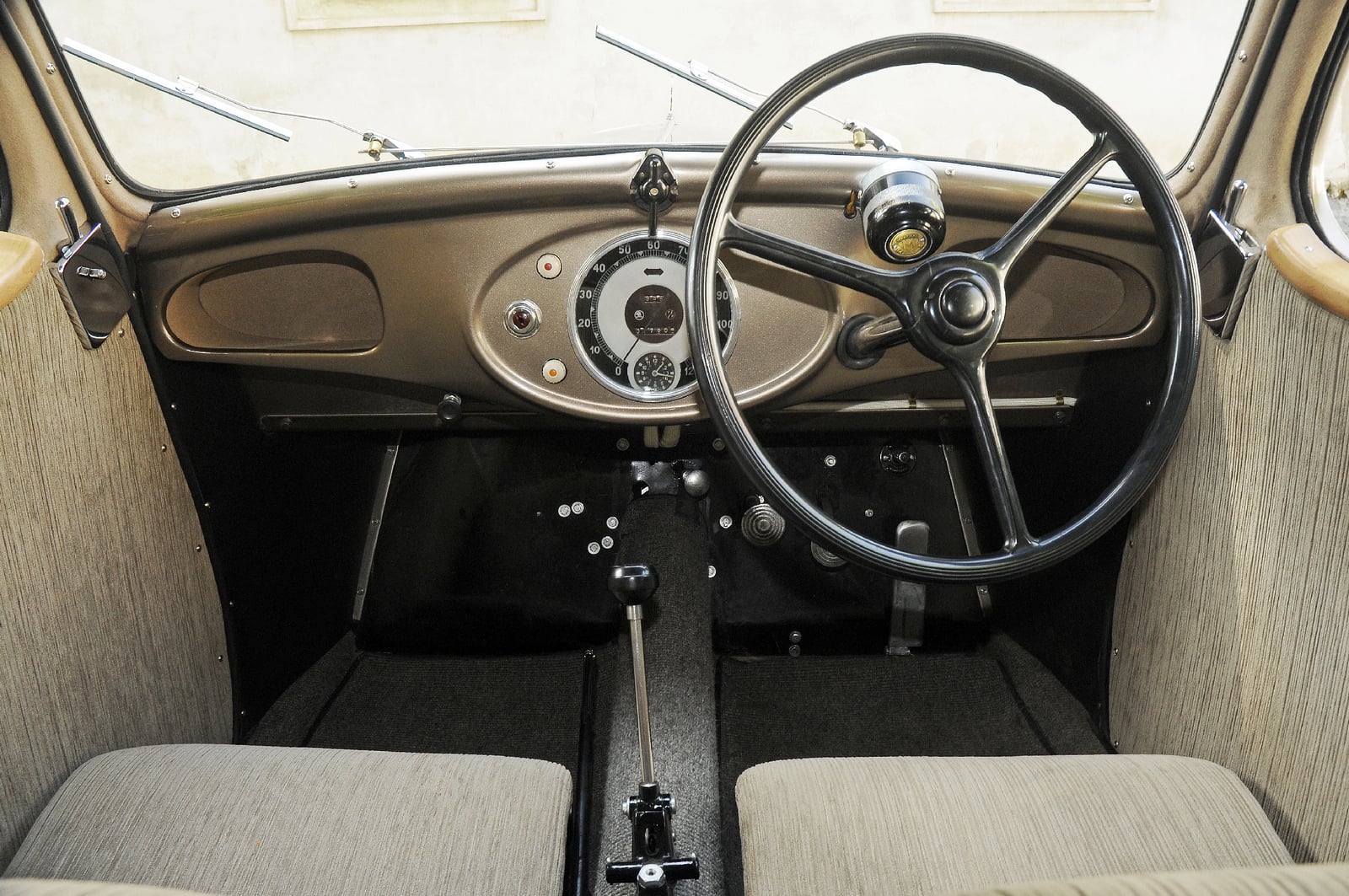 Rychloměr klasického předválečného škodováckého provedení, miniaturní hodiny, pár spínačů – a víc tehdejší řidič nepotřeboval…