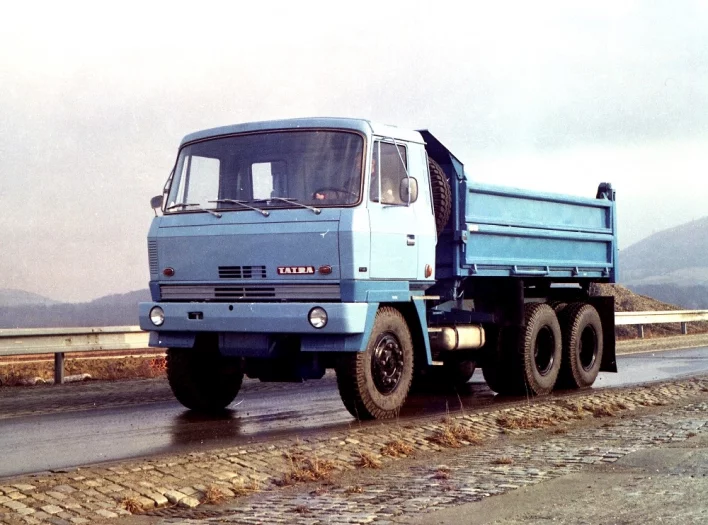 Autor: Tatra Jeden z prvních prototypů, fotografovaný na firemní zkušební dráze. Prototyp už měl většinu znaků sériového modelu