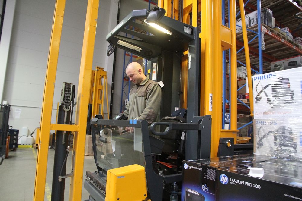 Kyborg přijíždí.