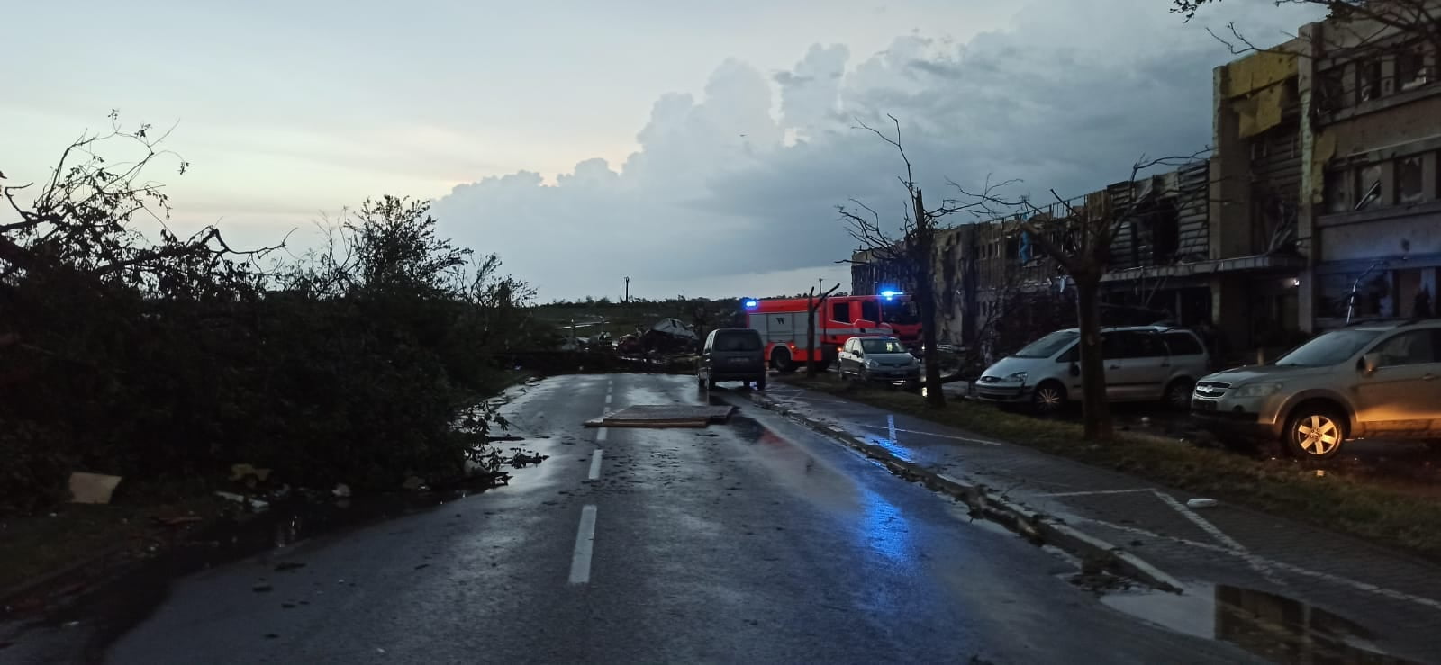 Fotky hasičů z tornádem poničené Jižní Moravy