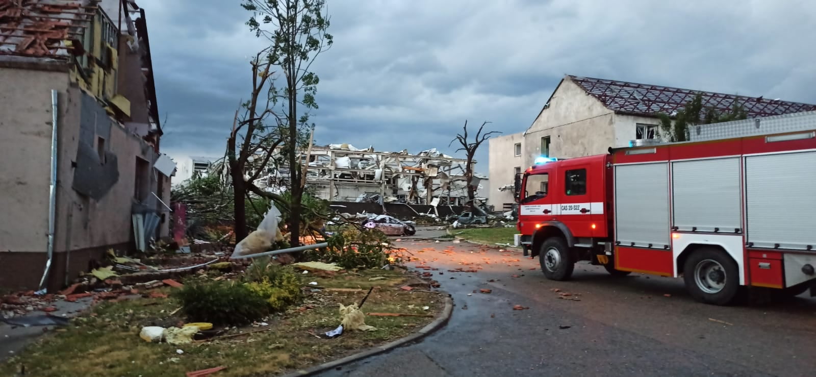 Fotky hasičů z tornádem poničené Jižní Moravy