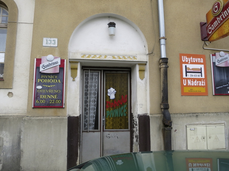 Pivnice Pohoda (kontrolovaná osoba Hung Le Viet) na Wolkerově ul. č. 29, Cheb. Prostor baru byl plný dlouhodobě neodklízeých nečistot, byly poškozené podlahy,  hromadil se odpad. V době kontroly nebyla k dispozici v prostoru baru teplá tekoucí voda. SZPI 12. 2. uložila zákaz užívání prostor. Provozovatel nedostatky odstranil k dnešnímu dni, kdy inspekce zákaz uvolnila