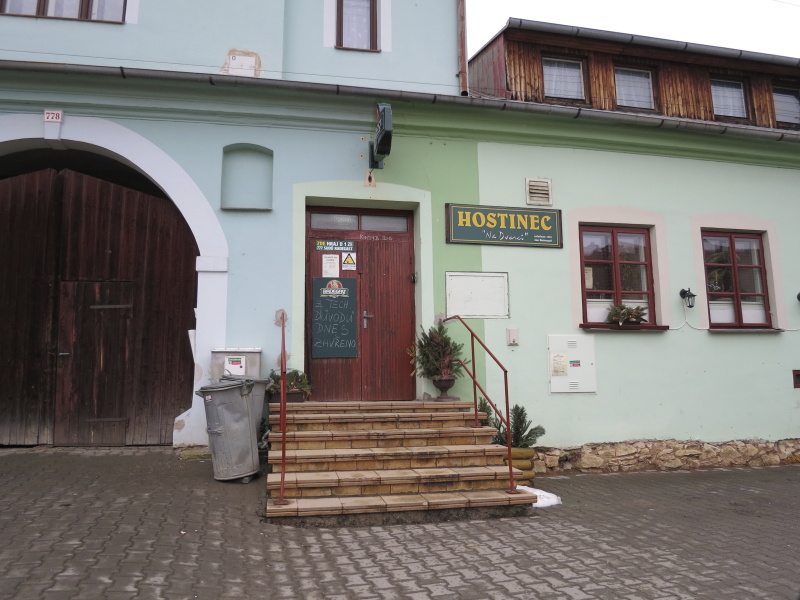 Pivnice na Dvorci (kontrolovaná osoba Gabriela Slatavová) na Svitavské ul. č. 472, Jevíčko. V provozovně inspektoři zjistili výskyt myšího trusu a dlouho nevynesený odpad. Stav provozovny celkové neodpovídal základním hygienickým požadavkům – stěny i zařízení pokrývala vrstva mastných nečistot a prachu, některá zařízení pokrývala plíseň, na nezaizolovaných rozvodech vody se srážel kondenzát, který odkapával do znečištěných mokrých hadrů na podlaze. SZPI na místě uložila zákaz užívání prostor.