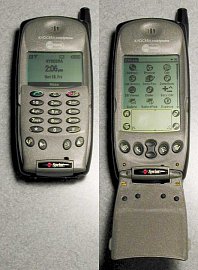 Kyocera 6035 kombinovala telefon a PDA Palm.