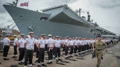 Náhledový obrázek - Největší britská válečná loď na vodě. HMS Queen Elizabeth vyplula na první plavbu