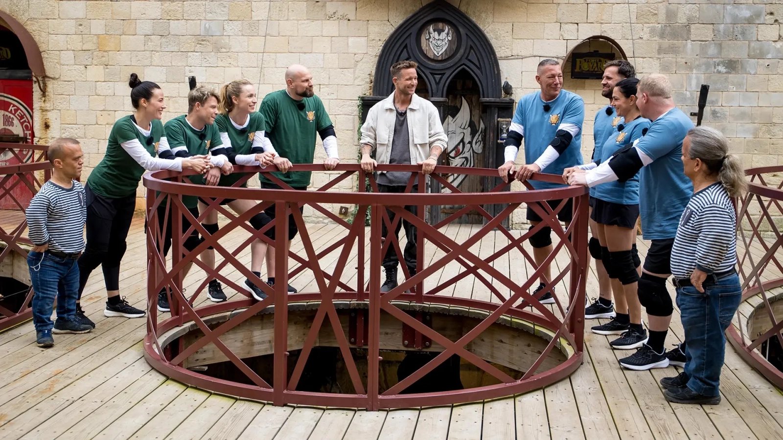 Televizní štáby jezdí na francouzskou Pevnost Boyard od roku 1990. Účastníci plní úkoly a za odměnu dostávají nápovědy k heslu, které odemyká zlatý poklad. Vzniklo mnoho mezinárodních verzí, Slováci tu svou mohli vidět na Markíze už v letech 1998 a 1999, potom znovu v roce 2017. Českou adaptaci připravila Prima v letech 2016–2018. Ve Francii letos vysílají 35. sérii, soutěž je k vidění také v Belgii nebo Maďarsku, kde RTL od letošního září vsadila na verzi s celebritami.