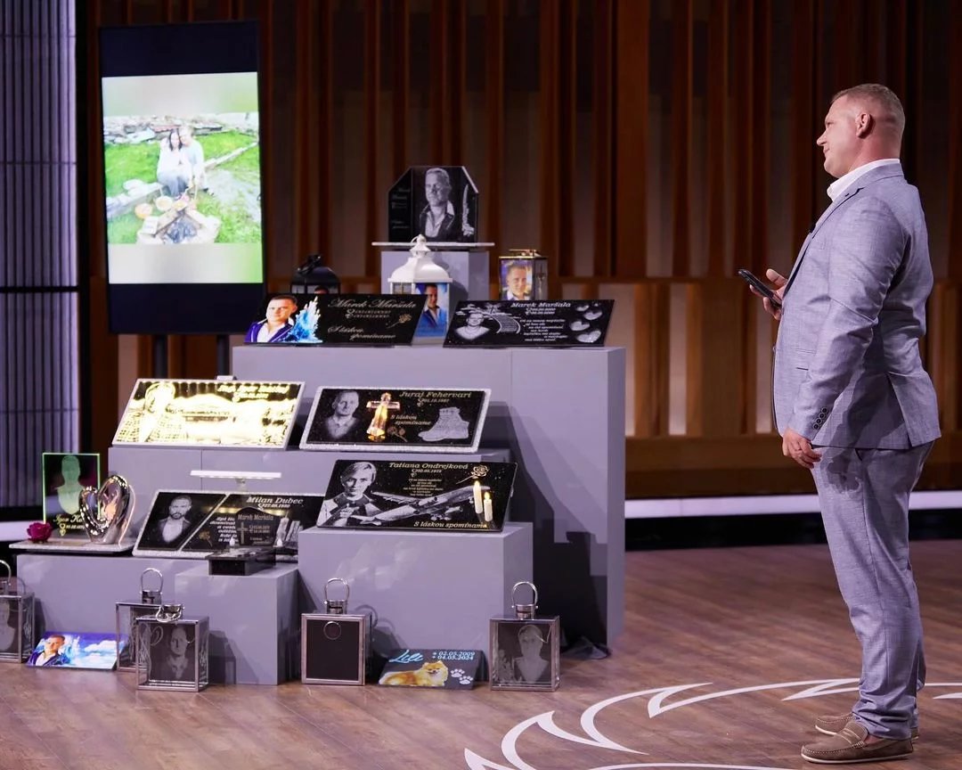 V letech 2009 až 2012 vysílala Česká televize několik řad soutěže, ve které se nadějní podnikatelé ucházeli o peníze bohatých investorů. Diváci si zřejmě doteď vybaví projekt cestovky pro plyšáky, do které vložil peníze Tomio Okamura, v té době známý podnikatel v cestovním ruchu a gastronomii. Stejně jako Okamura má i tento pořad japonské kořeny. V mezinárodní distribuci je formát známý pod názvy Shark Tank nebo Dragons’ Den. Zatímco u nás už se žádná přehlídka podnikatelských nápadů nekoná, na Slovensku se natáčí verze pro Markízu pod názvem Jáma lvová. Letošní řada je druhá. Slováci si vybrali stejný název jako Němci, kde je pořad stálicí na televizi Vox, zatímco maďarská RTL posílá začínající podnikatele Mezi žraloky (Cápák között). Ve Velké Británii je soutěž stálicí v programu BBC.