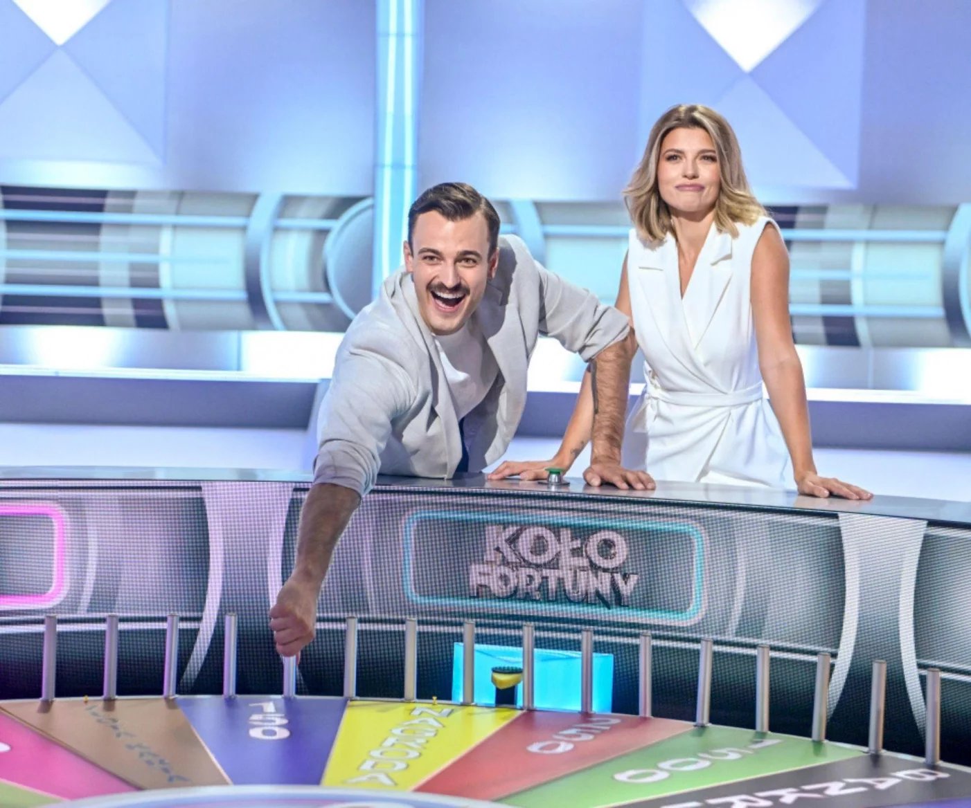 Upřímně řečeno, tu pravou podobu Kola štěstí, která vznikla v USA jako Wheel of Fortune, u nás vlastně neznáme. Televize Nova do roku 2003 vysílala napodobeninu pod názvem Kolotoč, kde soutěžící také roztáčeli zařízení s různými částkami a hádali písmenka v tajence. Nemusela ovšem platit za licenci na originál, protože česká verze byla spíše volnou inspirací než přesnou adaptací. Jak vypadá pravé Kolo štěstí s rozsvěcováním písmenek na velké dekoraci ve studiu, můžete vidět třeba v Německu na RTL Zwei (Glücksrad). V Polsku roztáčejí Koło fortuny a v domovských USA patří tento pořad mezi absolutní legendy.