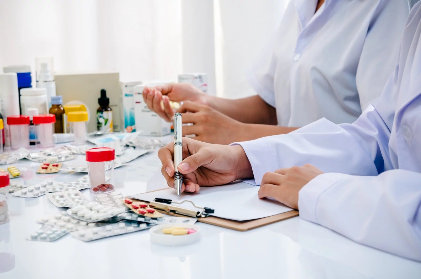 U antibiotické profylaxe rozhodne lékař o podání antibiotik k předcházení choroby namísto jejího léčení. Tento druh prevence s sebou nese jisté nevýhody, jako je například vznik rezistence na antibiotika, a proto bývá předepisován jen výjimečně, například u rizikových pacientů.