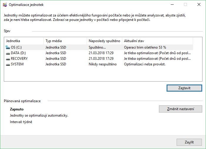 Na disku SSD v počítači byste měli použít příkaz TRIM, což ve Windows 10 znamená spuštění nástroje Optimalizace jednotek, výběr disku SSD a stisk tlačítka Optimalizovat. Tímto příkazem se na disku promažou buňky označené pro smazání, což ve výsledku povede ke srovnatelným výsledkům