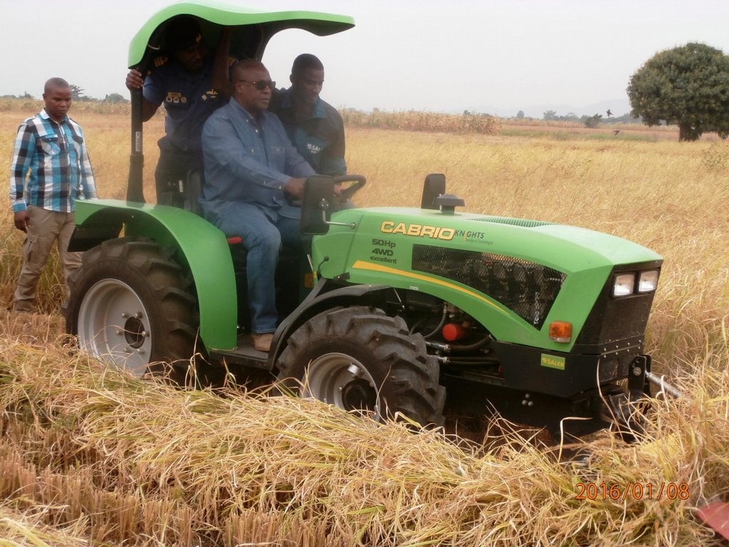 2014-03-c48deskc3bd-malotraktor-na-rc3bdc5beovc3a9m-poli-v-ghanc