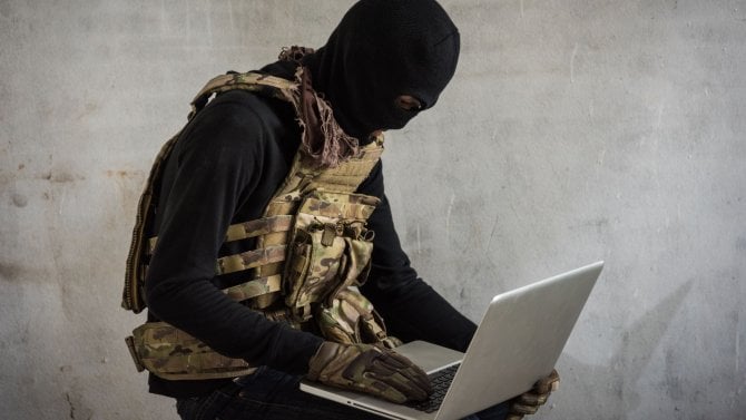 Terorista muž kybernetický hacker hacking internet přístup ukrást informace o notebooku, lupič trestní koncept