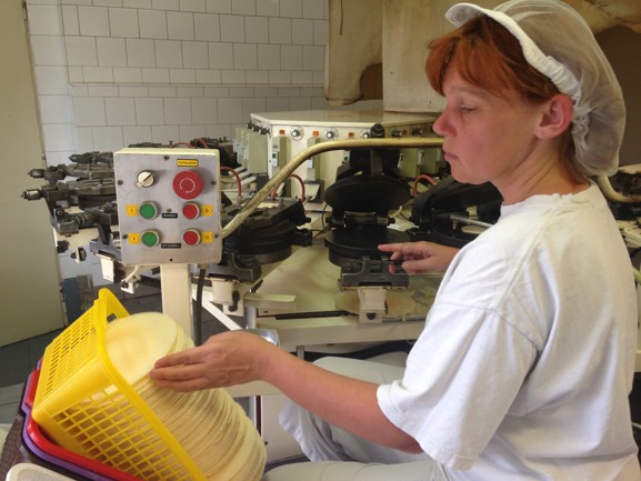 Pečení oplatek je velmi stereotypní práce