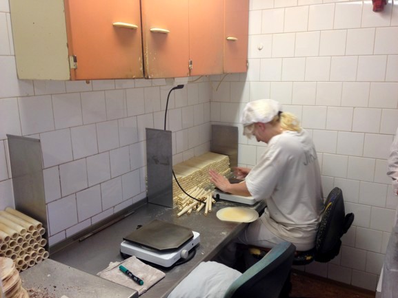 Pracovnice stáčí tenčí průměr hořických trubiček, tyto se pak většinou plní a máčí v polevě