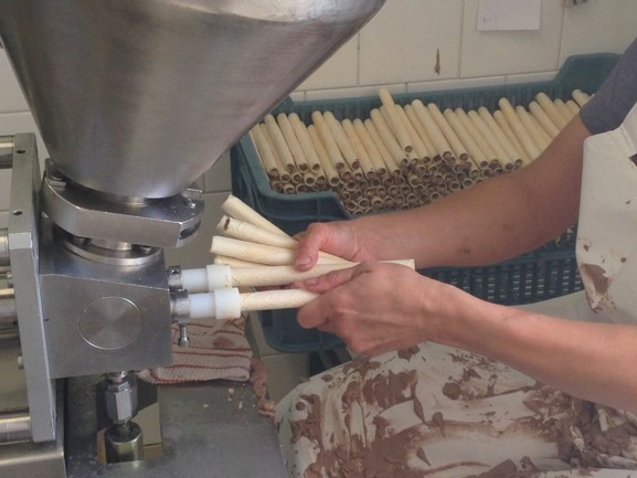 Trubičky se plní po dvou, denně jich naplní tisíce