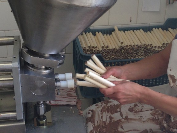 Zde se trubičky plní předem připraveným krémem