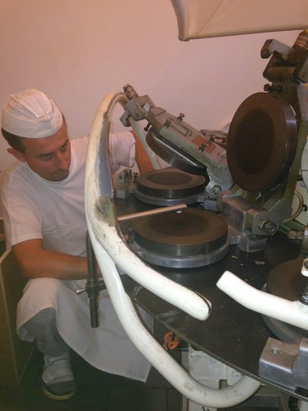 Tento stroj vyrobil Milan Hovorka se svým otcem, zde pečou své oplatky, které stáčí v trubičky