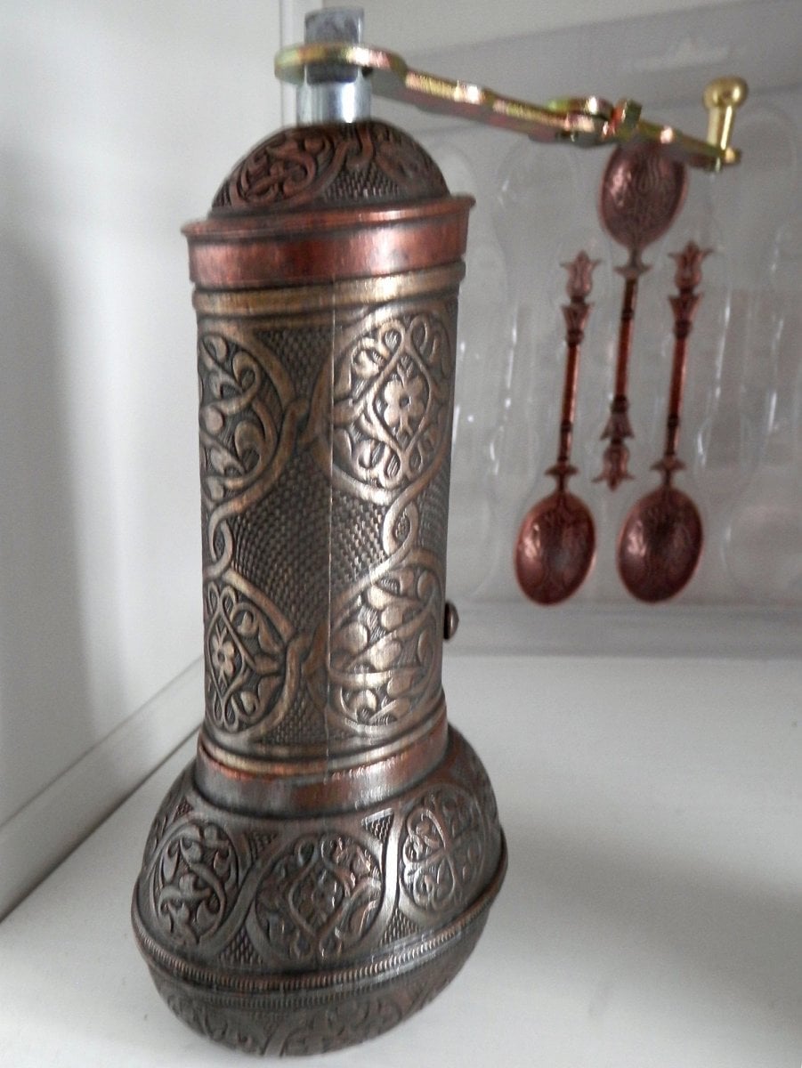 Mosazné tepané zboží z Turecka - mlýnek a lžičky