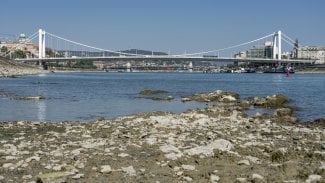 Nízká hladina Dunaje v maďarské Budapešti
