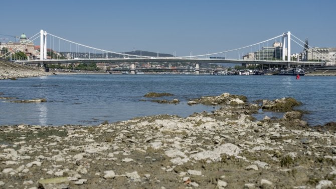 Nízká hladina Dunaje v maďarské Budapešti