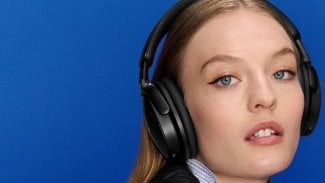 žena se sluchátky Bose QuietComfort Headphones na hlavě