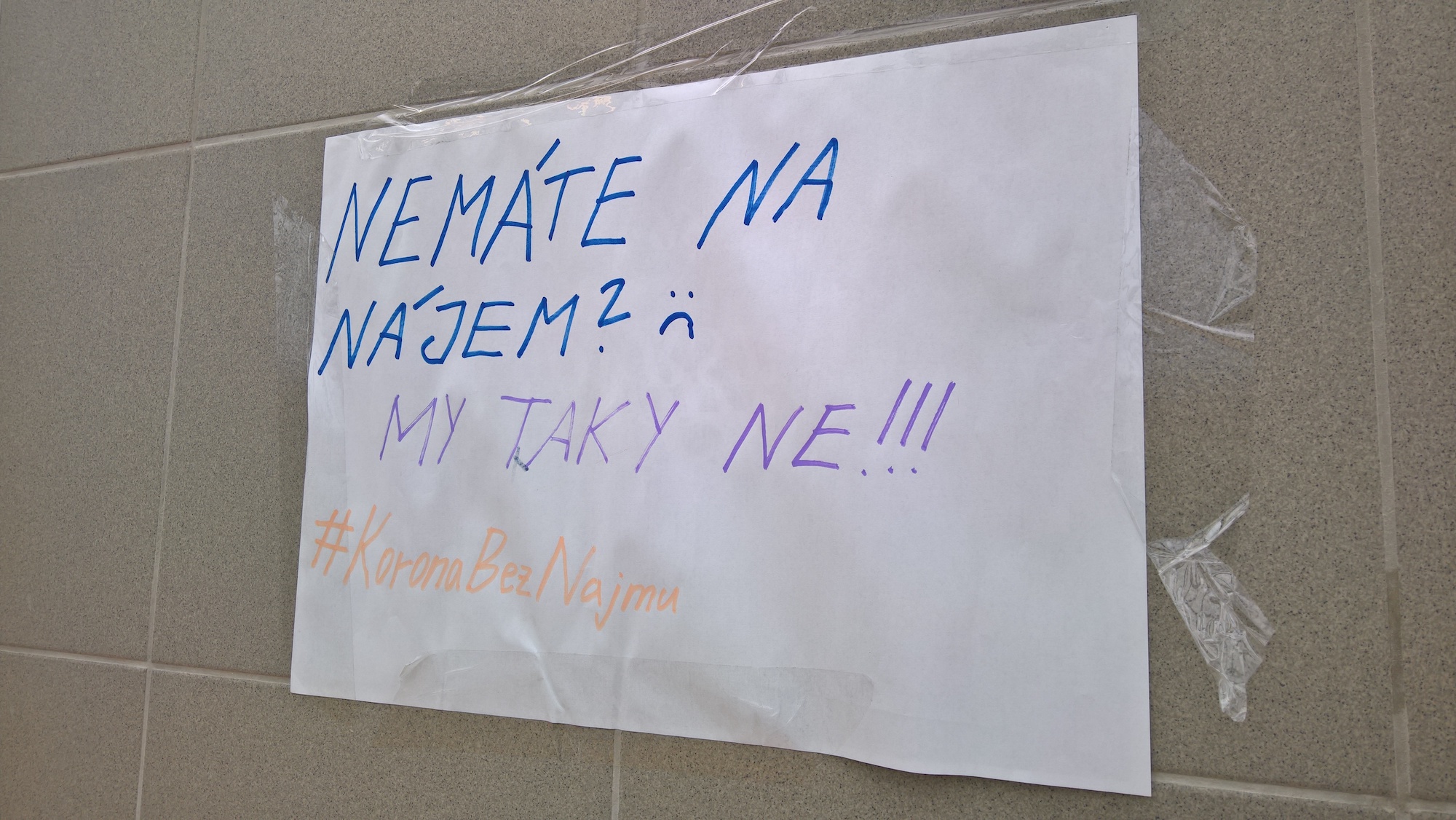 Nemáme na nájem. Leták v podchodu v městské části Ostrava-Jih.