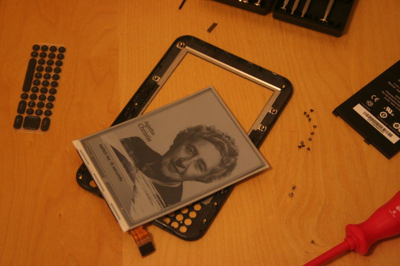 Displej jemně zepředu vytlačte. Je přilepený, ale jde to celkem snadno. Vypadne i klávesnička, pozor na ni.