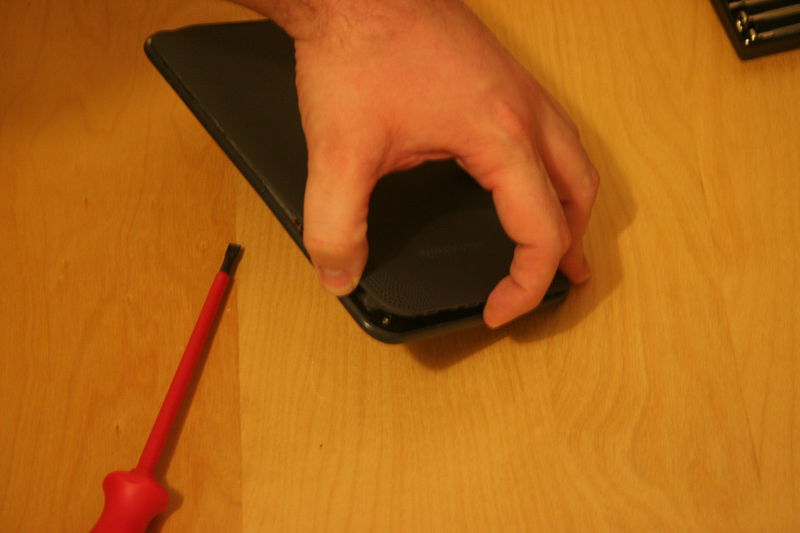 Až budete mít většinu zámečků odcvaknutou, můžete kryt sundat.